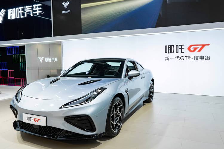 广州39哪吒汽车在智能汽车领域的表现，领途汽车在新能源汽车市场中的影响力